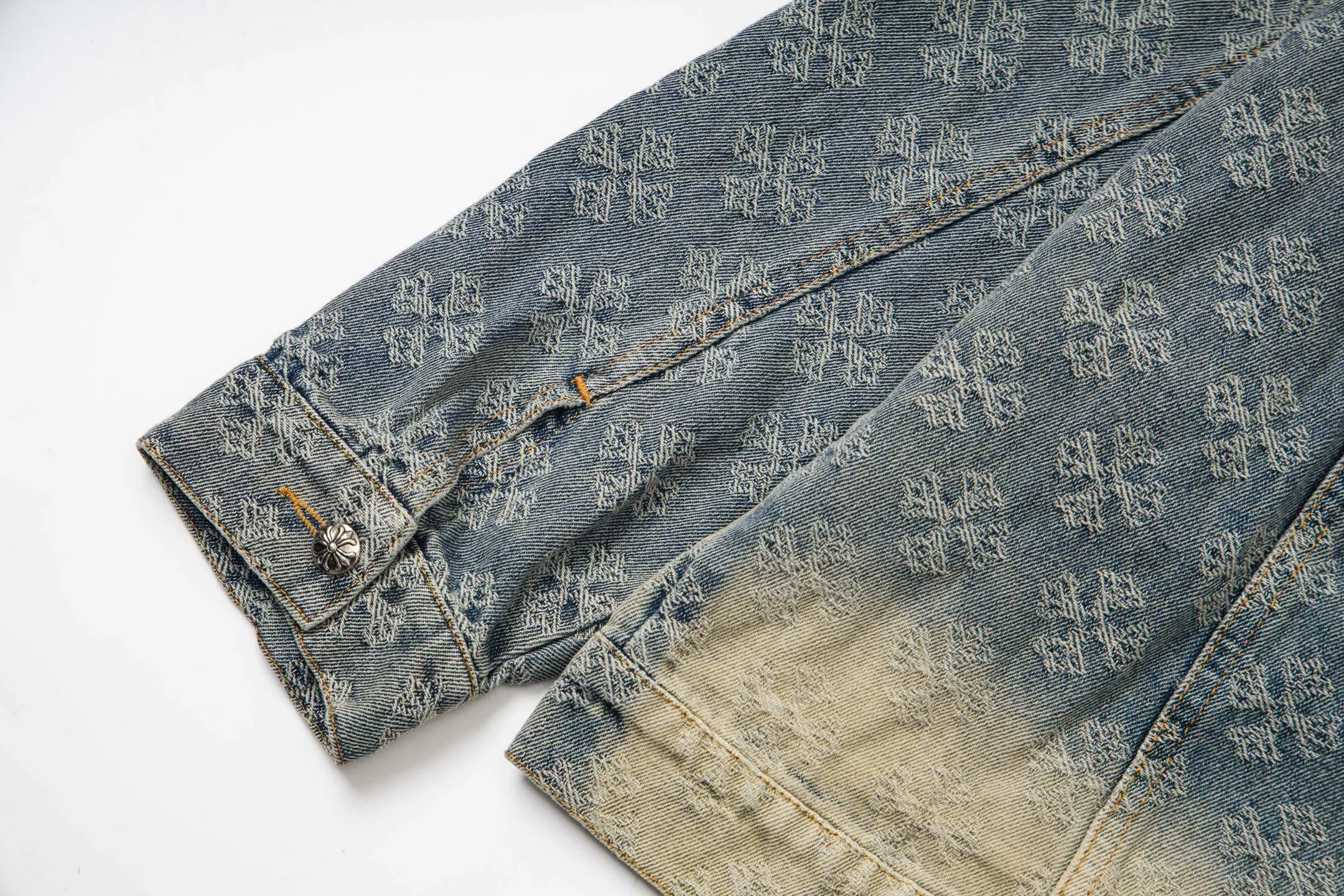 P340 Style No.: Y194 ChromeHearts heavy-duty steel-printed classic Sanskrit all-over jacquard hot-drilled denim jacket for men and women. New ChromeHearts Sanskrit printed custom fabric jacket. Gradient color wash, hot-drilled cross denim jacket on the back. A very heavy-duty one. The top is made of heavy weight. Presbyopia is suitable for early autumn outings. The denim fabric can be directly machine washed without deformation. Washing and distressing also give a sense of high-end. Power style wear, follow the photo and mirror. The gradient color is super high-end 💕 Each diamond shines with a unique light, as if telling a fashion story ✨ The steel-printed jacquard adds a three-dimensional and artistic sense, making this jacket instantly unique. Size:s m l xl